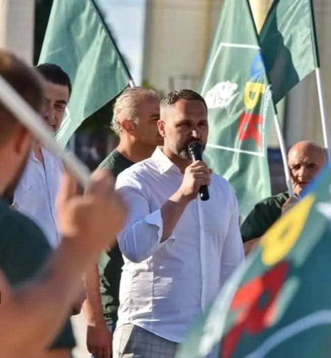 MihaiLasca's tweet photo. Dacă Nicușor Dan va numi la nesfârșit diferite marionete pentru funcția de prim-ministru al României și se va supune directivelor impuse de marii cămătari FMI și Banca Mondială, ignorând vocea românilor și nu va demara alegeri anticipate, atunci vom chema lumea în stradă.

PPR 🇷🇴 https://t.co/jcFO7kC8Co