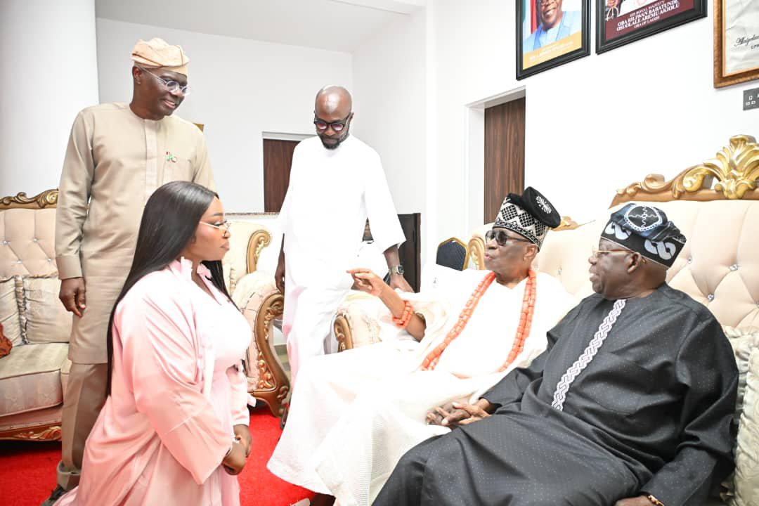 honlaraoyekan's tweet photo. Yesterday, I joined my dear father, the Oba of Lagos, HRM Oba Rilwan Akiolu, alongside Governor Babajide Sanwo-Olu @jidesanwoolu and Prince Fatai Akiolu, to receive President Bola Ahmed Tinubu GCFR @officialABAT during his private visit to the historic Iga Idunganran Palace.

This gathering underscored the vital partnership between our political leaders and traditional institutions in driving community engagement, peace, and progress.