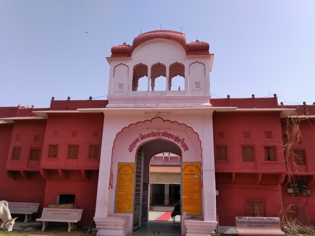 RameshImages's tweet photo. सीकर जिले में अरावली की तलहटी में स्थित रैवासा का श्री दिगंबर जैन भव्योदय अतिशय क्षेत्र अपनी अद्भुत स्थापत्य कला और धार्��िक आस्था के लिए प्रसिद्ध है। करीब 2017-18 के आसपास इसका स्वरूप सफेद-गुलाबी रंग और बारीक नक्काशी से सजा हुआ था
#raiwasa #rewasa #digambar #tourism https://t.co/f3n4XzjJX5