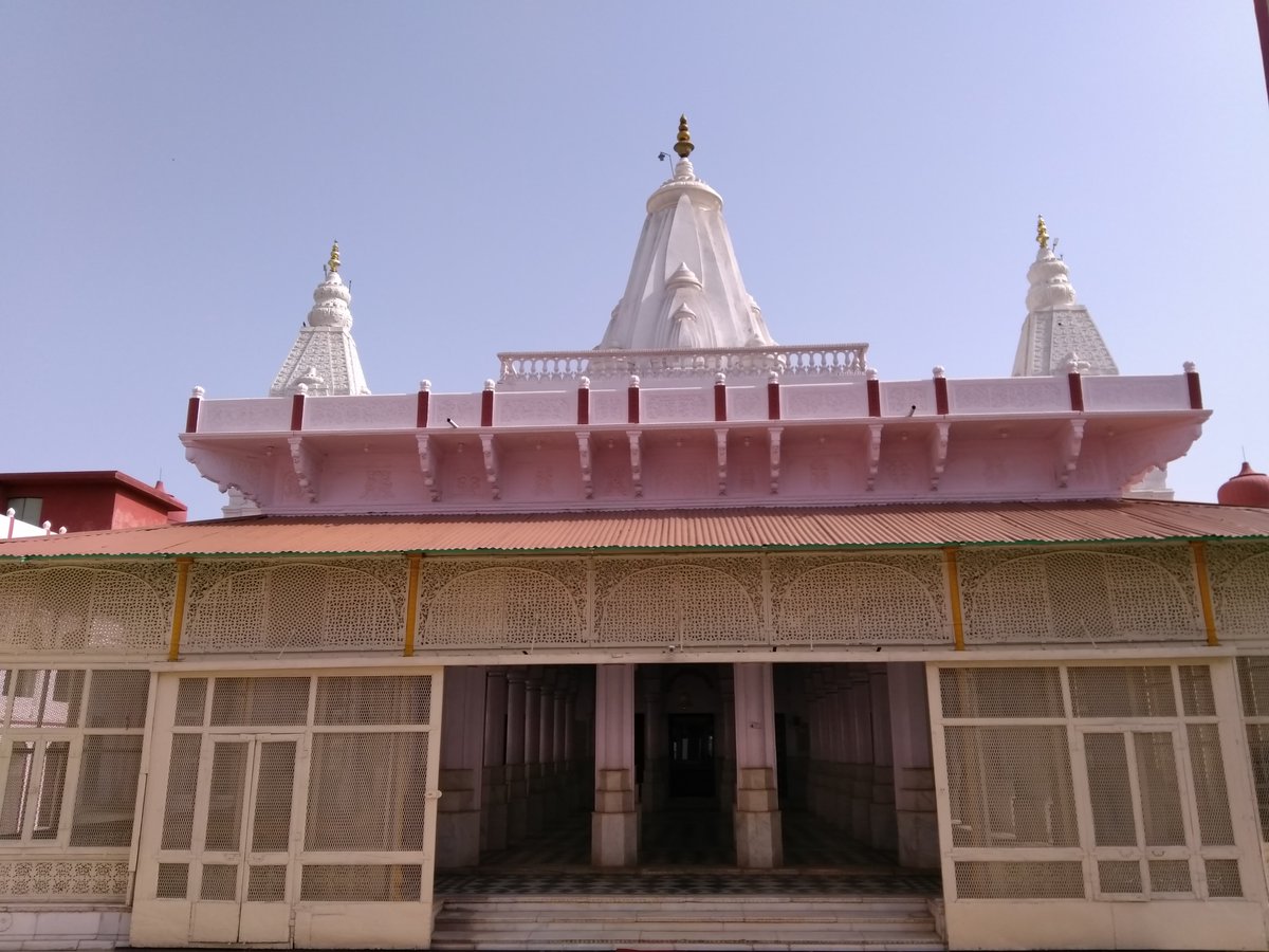RameshImages's tweet photo. सीकर जिले में अरावली की तलहटी में स्थित रैवासा का श्री दिगंबर जैन भव्योदय अतिशय क्षेत्र अपनी अद्भुत स्थापत्य कला और धार्��िक आस्था के लिए प्रसिद्ध है। करीब 2017-18 के आसपास इसका स्वरूप सफेद-गुलाबी रंग और बारीक नक्काशी से सजा हुआ था
#raiwasa #rewasa #digambar #tourism https://t.co/f3n4XzjJX5