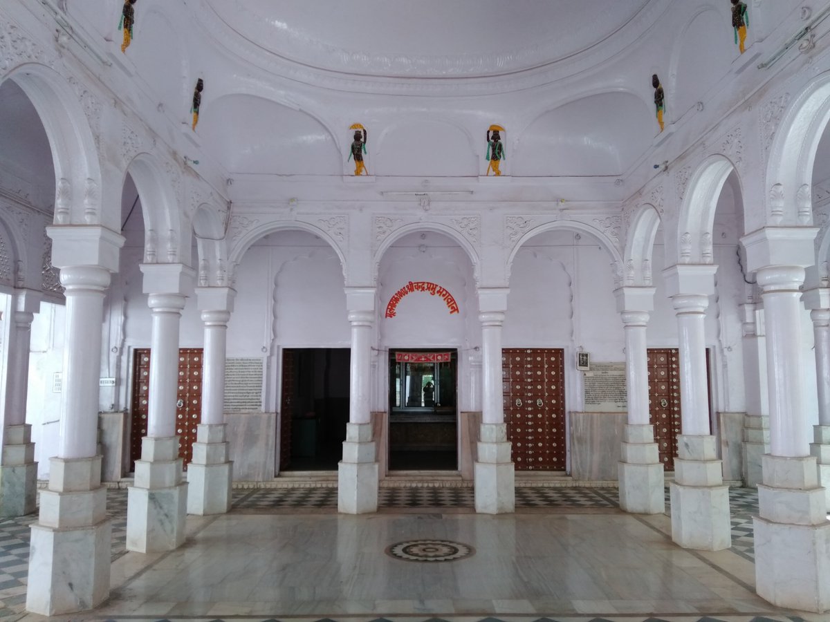 RameshImages's tweet photo. सीकर जिले में अरावली की तलहटी में स्थित रैवासा का श्री दिगंबर जैन भव्योदय अतिशय क्षेत्र अपनी अद्भुत स्थापत्य कला और धार्��िक आस्था के लिए प्रसिद्ध है। करीब 2017-18 के आसपास इसका स्वरूप सफेद-गुलाबी रंग और बारीक नक्काशी से सजा हुआ था
#raiwasa #rewasa #digambar #tourism https://t.co/f3n4XzjJX5