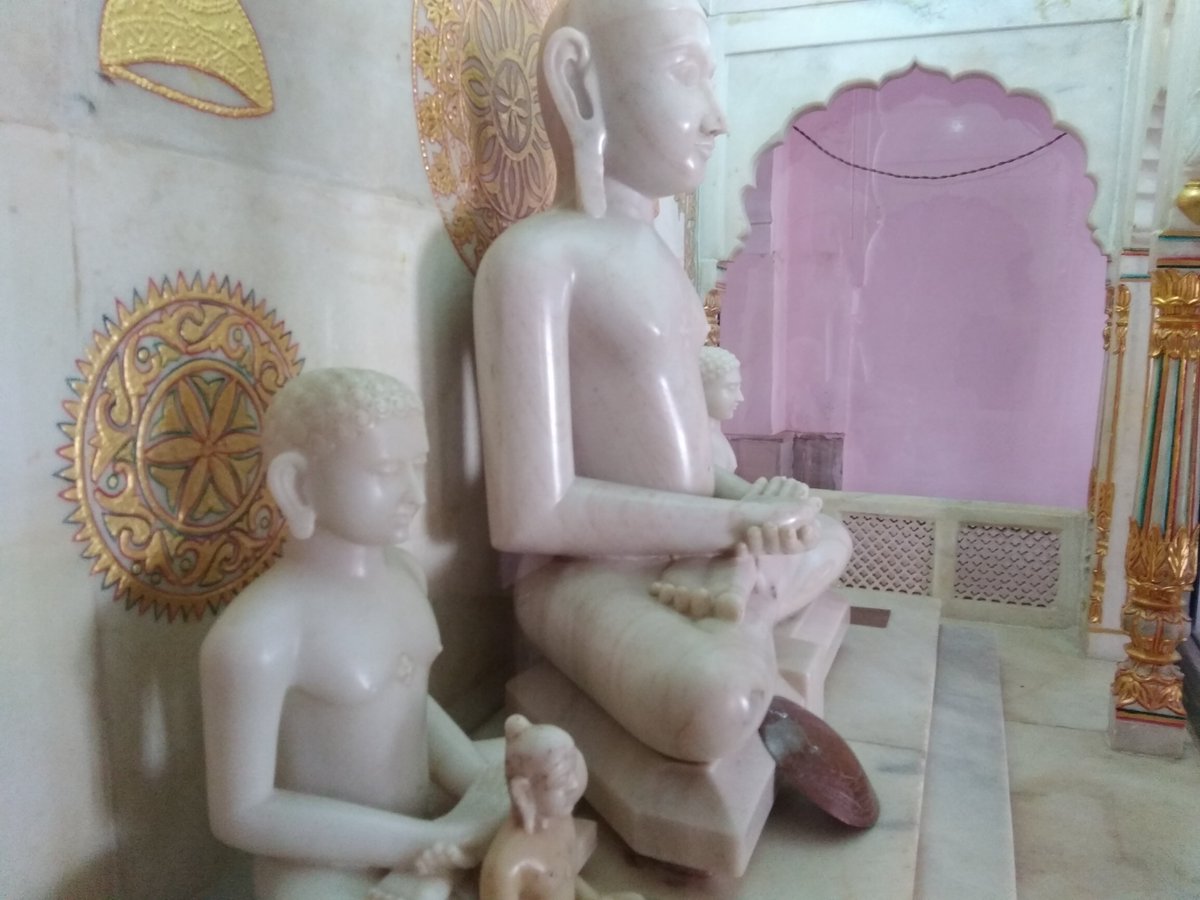 RameshImages's tweet photo. सीकर जिले में अरावली की तलहटी में स्थित रैवासा का श्री दिगंबर जैन भव्योदय अतिशय क्षेत्र अपनी अद्भुत स्थापत्य कला और धार्��िक आस्था के लिए प्रसिद्ध है। करीब 2017-18 के आसपास इसका स्वरूप सफेद-गुलाबी रंग और बारीक नक्काशी से सजा हुआ था
#raiwasa #rewasa #digambar #tourism https://t.co/f3n4XzjJX5
