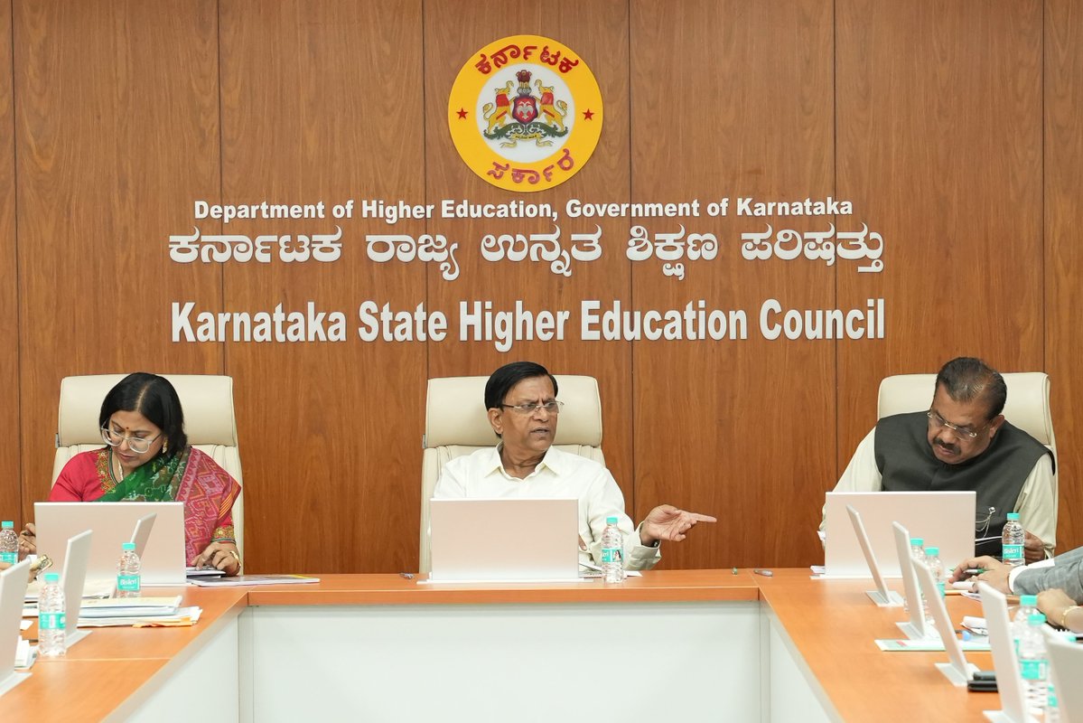 Rayaraddi_B's tweet photo. ಇಂದು ಕಲ್ಯಾಣ ಕರ್ನಾಟಕ ಭಾಗದ ಪ್ರಮುಖ ವಿಶ್ವವಿದ್ಯಾಲಯಗಳಾದ ಗುಲ್ಬರ್ಗ ವಿಶ್ವವಿದ್ಯಾಲಯ, ಬೀದರ್ ವಿಶ್ವವಿದ್ಯಾಲಯ ಹಾಗೂ ರಾಯಚೂರಿನ ಮಹರ್ಷಿ ವಾಲ್ಮೀಕಿ ವಿಶ್ವವಿದ್ಯಾಲಯದ ಕುಲಪತಿಗಳು ಹಾಗೂ ಕುಲಸಚಿವರೊಂದಿಗೆ ಮಹತ್ವದ ಸಭೆ ನಡೆಸಲಾಯಿತು.

​ಈ ಸಭೆಯಲ್ಲಿ ವಿಶ್ವವಿದ್ಯಾಲಯಗಳ ಸಮಗ್ರ ಅಭಿವೃದ್ಧಿ, ಶೈಕ್ಷಣಿಕ ಗುಣಮಟ್ಟ ಹೆಚ್ಚಳ, ಪ್��ಸ್ತುತ ವಿವಿಗಳು ಎದುರಿಸುತ್ತಿರುವ ಸಮಸ್ಯೆಗಳು ಮತ್ತು ಅವುಗಳಿಗೆ ಕೈಗೊಳ್ಳಬೇಕಾದ ಶಾಶ್ವತ ಪರಿಹಾರಗಳ ಕುರಿತು ಸುದೀರ್ಘವಾಗಿ ಚರ್ಚಿಸಲಾಯಿತು. ಕಲ್ಯಾಣ ಕರ್ನಾಟಕ ಭಾಗದ ವಿದ್ಯಾರ್ಥಿಗಳಿಗೆ ಉನ್ನತ ಶಿಕ್ಷಣದಲ್ಲಿ ಅತ್ಯುತ್ತಮ ಸೌಲಭ್ಯಗಳನ್ನು ಒದಗಿಸುವುದು ನಮ್ಮ ಆದ್ಯತೆಯಾಗಿದೆ.

​ಈ ಸಭೆಯಲ್ಲಿ ವಿಶ್ವವಿದ್ಯಾಲಯಗಳ ಹಣಕಾಸು ಅಧಿಕಾರಿಗಳು, ಇಲಾಖೆಯ ಕಾರ್ಯದರ್ಶಿಗಳು ಹಾಗೂ ಕರ್ನಾಟಕ ರಾಜ್ಯ ಉನ್ನತ ಶಿಕ್ಷಣ ಮಂಡಳಿಯ ಉಪಾಧ್ಯಕ್ಷರಾದ ಶ್ರೀ ಎಸ್. ಆರ್. ನಿರಂಜನ್ ಅವರು ���ಪಸ್ಥಿತರಿದ್ದರು.