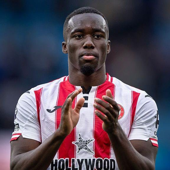 TheMatchdayHQ's tweet photo. 🚨🚨 | 𝐁𝐑𝐄𝐀𝐊𝐈𝐍𝐆: Liverpool are CONSIDERING a move for Brentford defender Michael Kayode in January.

However, Brentford are expected to demand around £51-55M for the 22-year-old. 💰

[@caughtoffside] https://t.co/OyDnZNgfpT