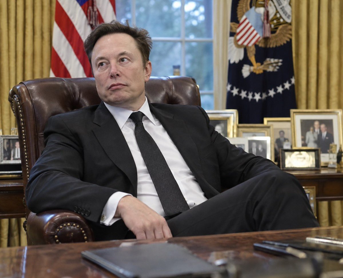 HonestXNews's tweet photo. 🧐 Would you support Elon Musk running for political office if he were legally eligible?

    A. YES
    B. NO https://t.co/VxeXeLqQej