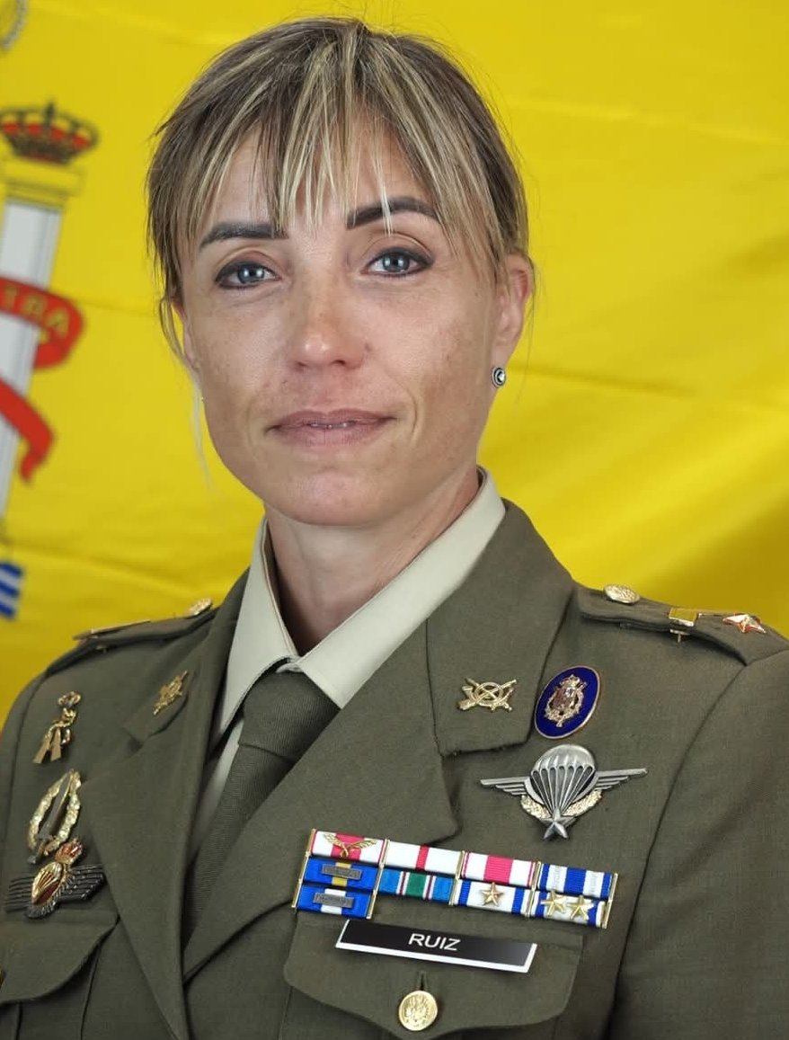 Fernando_M62's tweet photo. Esmeralda Ruiz Alonso, primera mujer diplomada en operaciones especiales, ha ascendido hoy a suboficial mayor. Guerrillera, legionaria y paraca, ha desplegado en varias operaciones internacionales. Sin cuotas feminazis. Solo por tener dos ovarios. Enhorabuena, compañera. 🫡 🇪🇸 https://t.co/6FCNmjvmNz