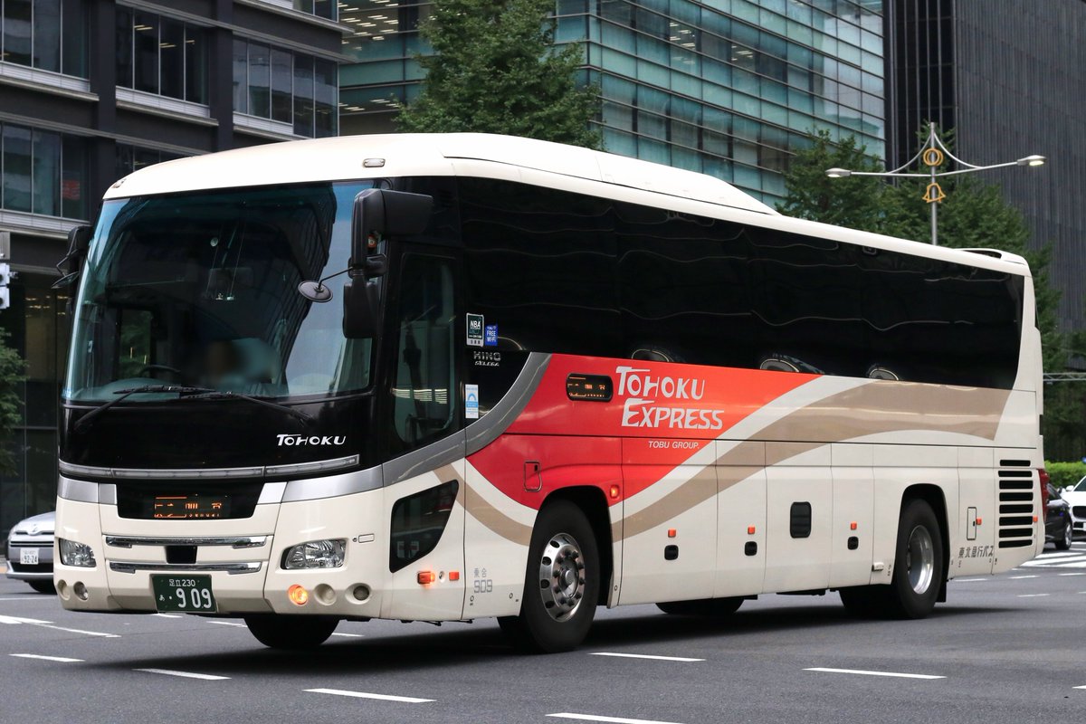 yasaka_swp's tweet photo. 東北急行バス
907 QRG-RU1ESBA
909 2RG-RU1ESDA
916 2RG-RU1ESDA

仙台から帰ってきた907、仙台に向かった909、謎の回送(教習？)916。
やっぱスモーク固定窓は良いですねぇ。 https://t.co/SQMBFJyaND