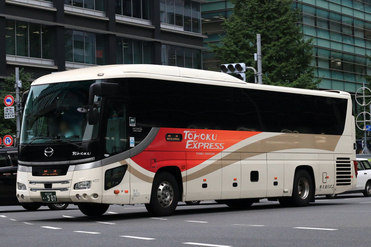 yasaka_swp's tweet photo. 東北急行バス
907 QRG-RU1ESBA
909 2RG-RU1ESDA
916 2RG-RU1ESDA

仙台から帰ってきた907、仙台に向かった909、謎の回送(教習？)916。
やっぱスモーク固定窓は良いですねぇ。 https://t.co/SQMBFJyaND