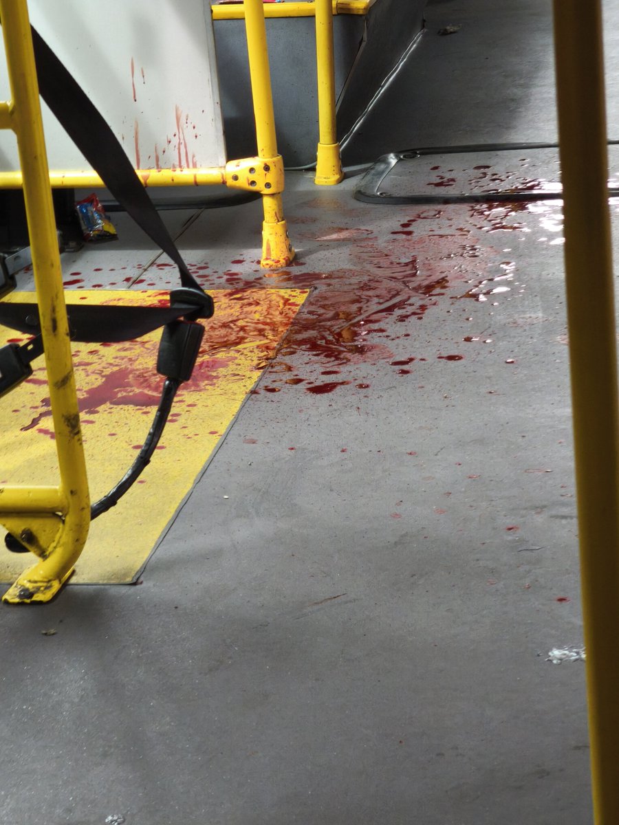 fredo2070's tweet photo. Domingo 4 de Oct de 2026, pelea a cuchillo en un Transmilenio entre un vendedor de incienso y un habitantes de calle, con herido y aterrorizando a los pasajeros,@Bogota hasta cuando trasmi sin seguridad @Citytv permitiendo que los habitantes de calle intimiden generen inseguridad https://t.co/Qsmk4lnMJm