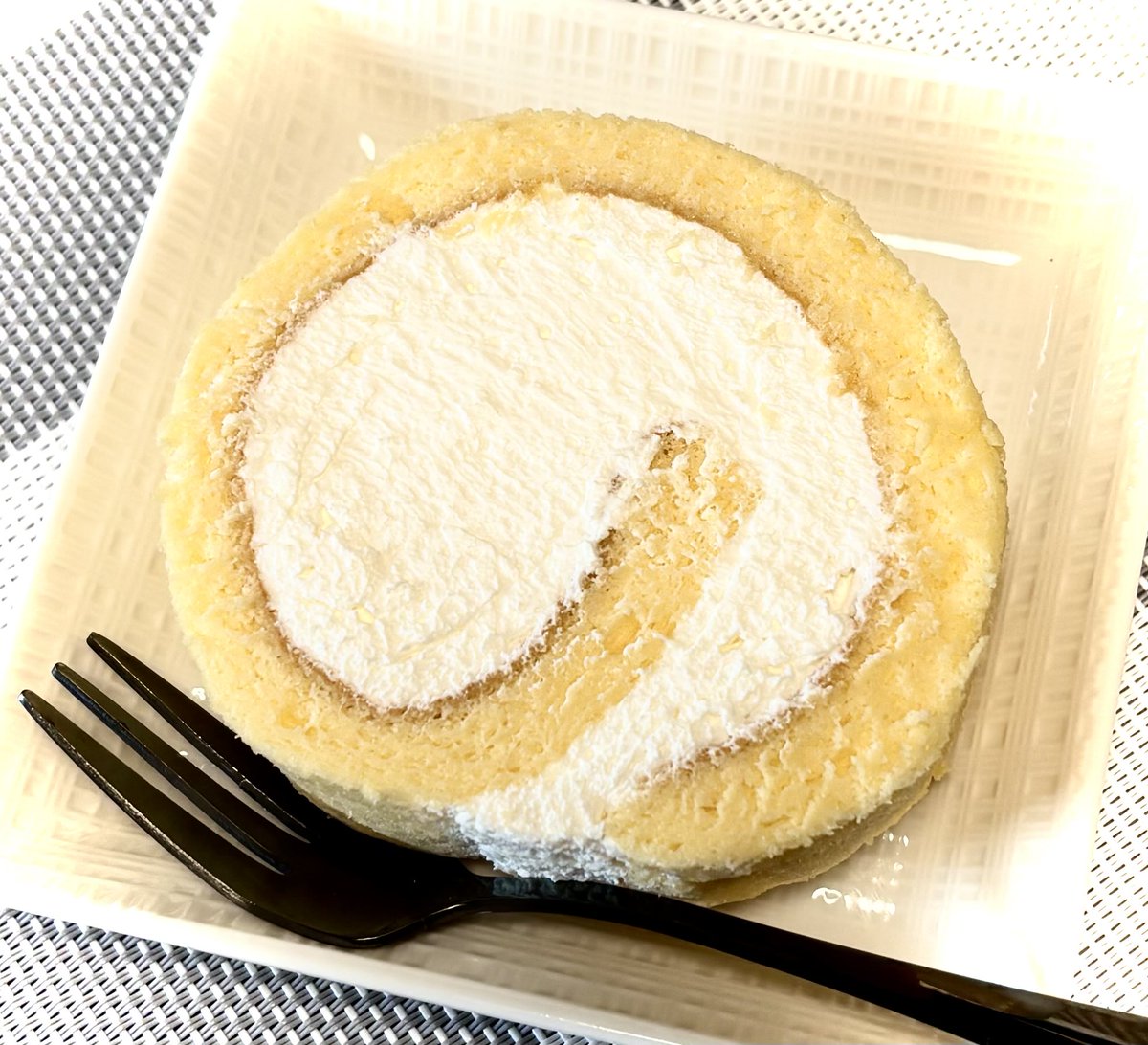Toyoukaimekki's tweet photo. 火曜日の手作りスイーツ 🍰🤍

今日ご紹介するのは、
「クリームたっぷりロールケーキ」ですっ🙌💕

ふわふわの生地に、
生クリームをた〜っぷり✨

……欲張りすぎました🤣🤍

クリームを詰めすぎて、
最後まできれいに巻けず😂

でも切ってみたらこのボリューム🤭✨
これはもう「失敗」じゃなくて、
クリーム大サービスということで🙌💕笑

みなさんはロールケーキ、
クリームどのくらいが好き？✨

🤍 バランス重視でほどほど
🍰 クリーム多めがうれしい
🥛 ほぼクリームでも大歓迎
🙌 巻けなくても多いほど正義

火曜日も甘いもの補給しながら、
ゆるっと頑張りましょ〜っ🙌🤍

#おうちカフェ
#ロールケーキ