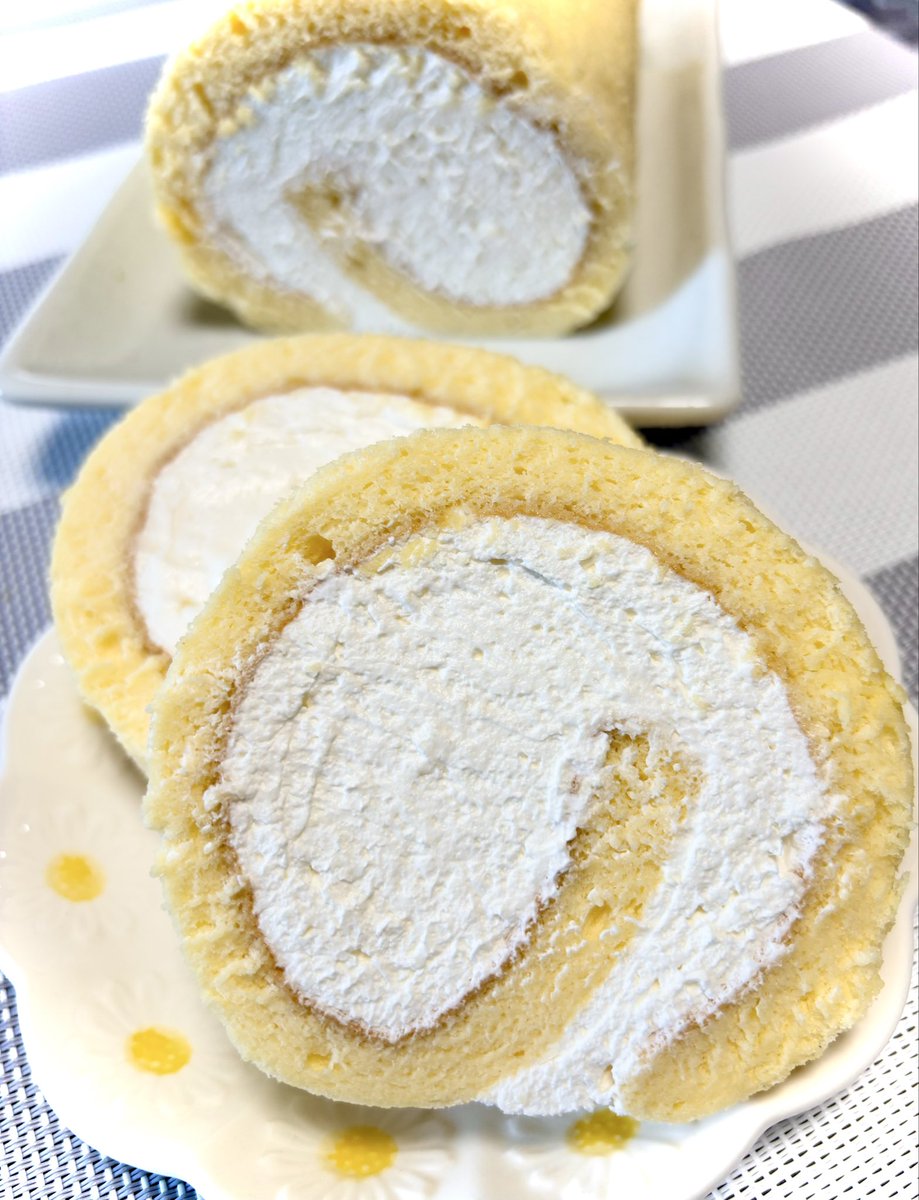 Toyoukaimekki's tweet photo. 火曜日の手作りスイーツ 🍰🤍

今日ご紹介するのは、
「クリームたっぷりロールケーキ」ですっ🙌💕

ふわふわの生地に、
生クリームをた〜っぷり✨

……欲張りすぎました🤣🤍

クリームを詰めすぎて、
最後まできれいに巻けず😂

でも切ってみたらこのボリューム🤭✨
これはもう「失敗」じゃなくて、
クリーム大サービスということで🙌💕笑

みなさんはロールケーキ、
クリームどのくらいが好き？✨

🤍 バランス重視でほどほど
🍰 クリーム多めがうれしい
🥛 ほぼクリームでも大歓迎
🙌 巻けなくても多いほど正義

火曜日も甘いもの補給しながら、
ゆるっと頑張りましょ〜っ🙌🤍

#おうちカフェ
#ロールケーキ