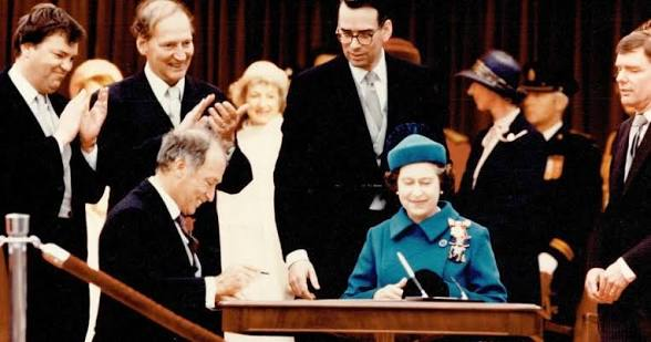 DoLeroux's tweet photo. Faux,le Canada centraliste d'Ottawa est le traitre et ce depuis 44ans. Jamais on a voulu de cette constitution, de cette charte, de cette idéologie multiculturaliste, de ce centralisme qui nie notre différence,  de cette justice politisée nommée par Ottawa pour juger politiquement. 

On ne l'a à ce jour jamais signé, on en fait PAS partie de ce deal. Ce Canada fanatisé est celui qui a quitté la table de négociation, pas nous! Ce Canada n'a aucune intention de vouloir s'ammender.  Alors votre tratrise,elle vous appartient pour appuyer ça!

Aujourd'hui on y va pour un Parti Québécois majoritaire!
Debout Québécois!
#polqc