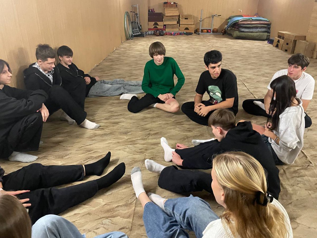 ZhenShen797's tweet photo. Сегодня по базе, флеш лайм, спать где только можно и пианино с любимыми одногруппниками, мои сладуси https://t.co/jLMzXAORwv