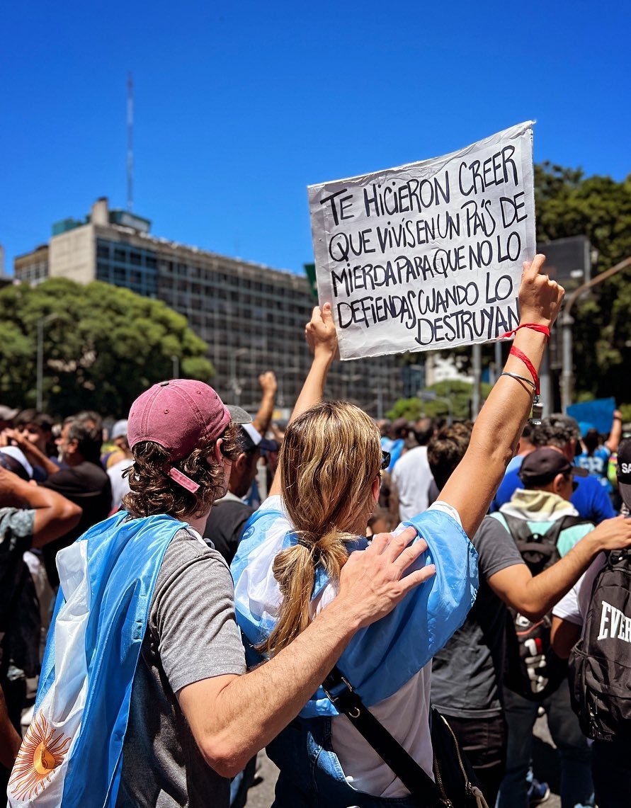 maguyar83's tweet photo. El capitalismo y el neoliberalismo te hacen creer que por estar 12 hs arriba de un auto manejando o tenés 3 o más trabajos sos exitoso y competitivo.Y te identificas con la Clase Social que te DETESTA.
SOS un obrero que lo único que puede vender es su fuerza de trabajo.
Buen día. https://t.co/cr6W40OecX