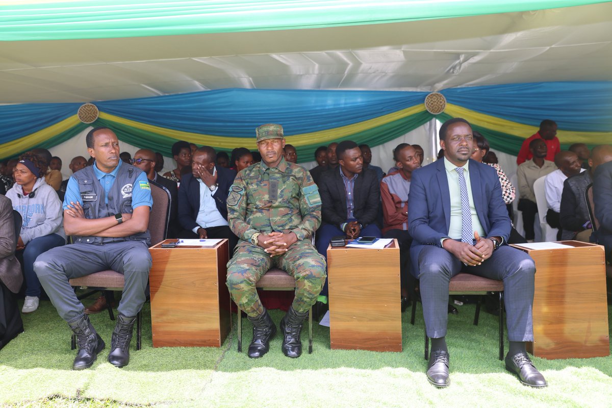 Gicumbi_Rwanda's tweet photo. Nonaha, Umuyobozi w’Akarere ari kwifatanya n’abarimu bo mu Murenge wa Cyumba mu kwizihiza Umunsi Mpuzamahanga wa Mwarimu.

Uyu munsi uri kwizihizwa ku nshuro ya 60 ku rwego rw'isi no ku nshuro ya 25 ku rwego rw'Igihugu cyacu, ufite insanganyamatsiko igira iti: “Gushyigikira abarimu: Imyaka 60 yo kurengera umwuga w’uburezi, kuwuteza imbere no gutegura ahazaza hacu.”