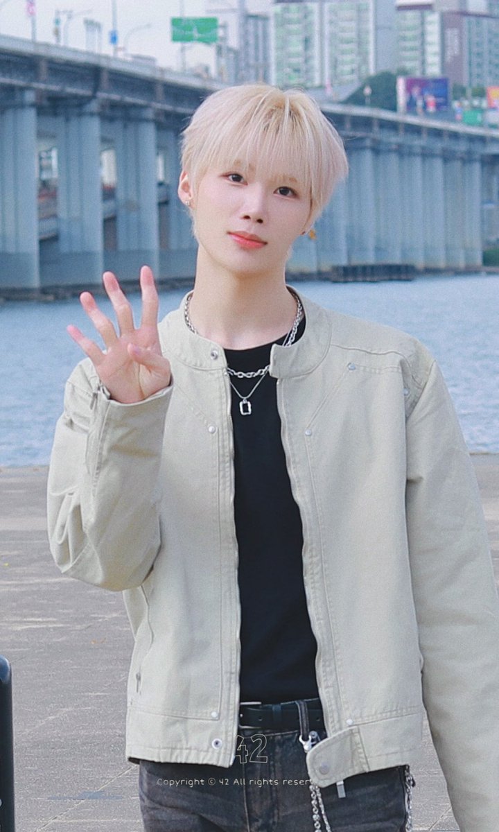 4MINJUN2's tweet photo. 261005 너와 🫵내 사이🥰 우리 둘✌️ 사이👨‍❤️‍👨  너와 🫵내 사이👩‍❤️‍💋‍👨 우리 둘 사이😍 사랑할래🫶

#NINEi #나인아이 #MINJUN #민준
#민쭈니쭈니아쭈니쭈니아쭌 https://t.co/z3S3IwUmIR