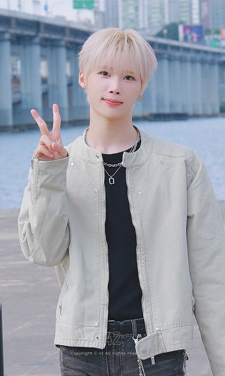 4MINJUN2's tweet photo. 261005 너와 🫵내 사이🥰 우리 둘✌️ 사이👨‍❤️‍👨  너와 🫵내 사이👩‍❤️‍💋‍👨 우리 둘 사이😍 사랑할래🫶

#NINEi #나인아이 #MINJUN #민준
#민쭈니쭈니아쭈니쭈니아쭌 https://t.co/z3S3IwUmIR