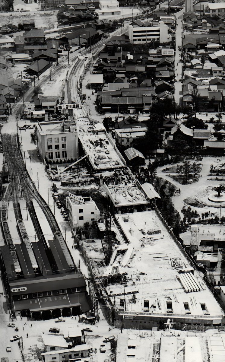 rei2012com's tweet photo. 1961年頃 高架化の工事が進む、西鉄福岡駅（現：西鉄福岡（天神）駅）
左に工事のため造られた仮駅舎と仮線、右には警固公園が見えます。
この年の11月に新しい高架駅が、12月には高架下のバスセンター完成しました。 https://t.co/wWo3x6TYKk