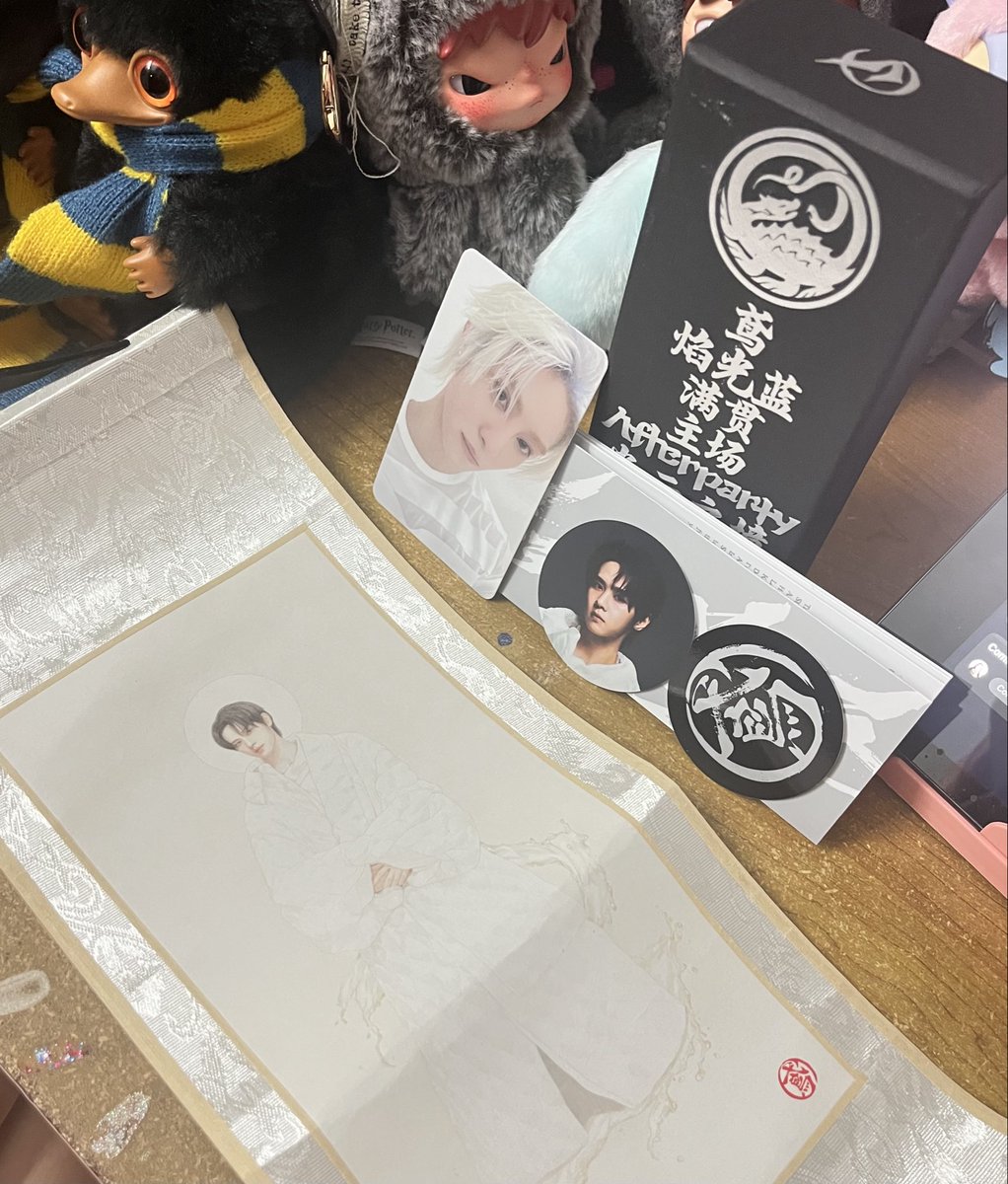 LowZhiEn1's tweet photo. A friend of mine gave me Wayv Vision Wings ( Scroll Ver.) as my bday present and I pulled Yangyang and Kun 💚🥷🏻✨ #Wayv #VisionWings #wayzennie https://t.co/VOJTqWihNz