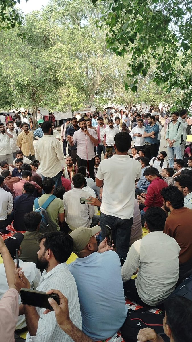 NareshV65666834's tweet photo. महोदय हम लोग गरीब घर के बच्चे है #UP_homeguard_waiting_list de dijiye क्योंकि UPP me salected बच्चे homeguard nhi join karenge... जिसके चलते 15 से 20000 सीटें खाली जाने की संभावना है @myogiadityanath @upprpb @kpmaurya1 @narendramodi @AmitShah https://t.co/ue6fkexF1x