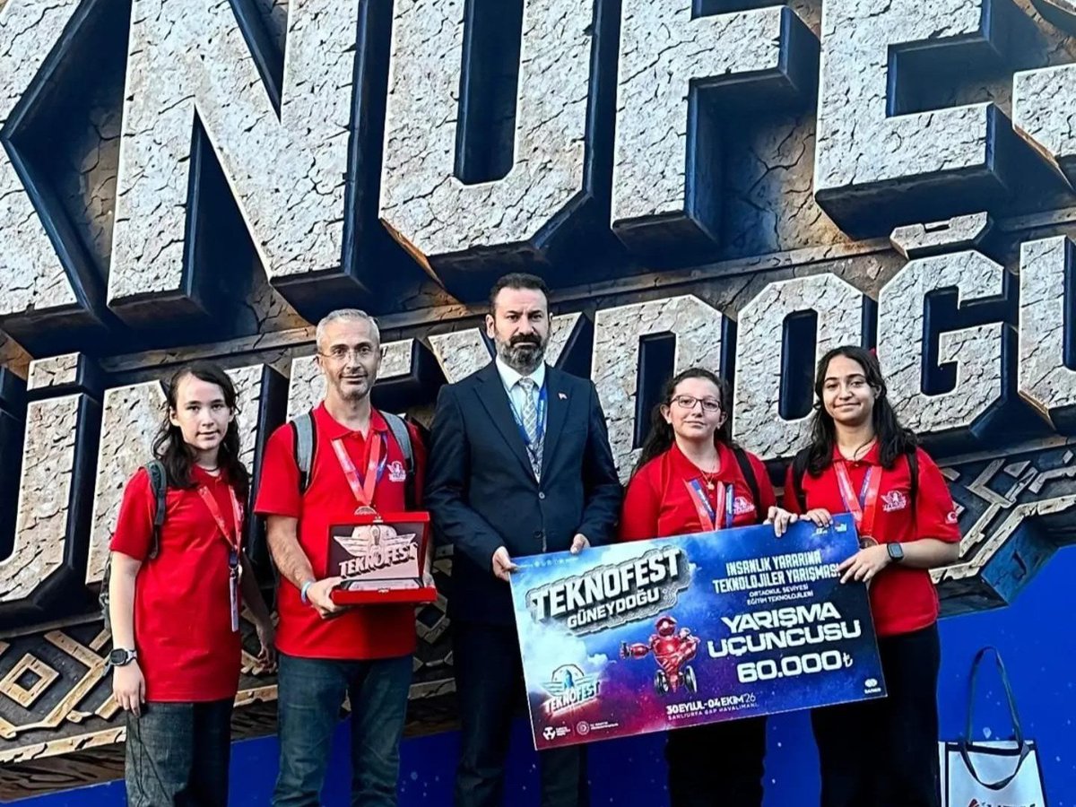 ispartamem's tweet photo. 🇹🇷🚀 TEKNOFEST 2026’dan Isparta’ya Türkiye 3.’lüğü ve 6.’lığı

🏆 TEKNOFEST 2026’da Isparta’mızı temsil eden öğrencilerimiz, farklı yarışma kategorilerinde elde ettikleri Türkiye 3.’lüğü ve Türkiye 6.’lığı ile önemli başarılara imza attı.

🥉 İnsanlık Yararına Teknolojiler Yarışması Eğitim Teknolojileri Kategorisi’nde mücadele eden Kuzey Işıkları Teknoloji Takımımız, geliştirdiği projeyle Türkiye 3.’sü oldu. Mehmet Necati Akel Yatılı Bölge Ortaokulu öğretmeni İsmail ABACI danışmanlığındaki takımda; Mehmet Necati Akel Yatılı Bölge Ortaokulu öğrencilerimiz Kezban Zümra ÖZDEMİR ve Ceylin Naz KUL ile Yalvaç Bilim ve Sanat Merkezi öğrencimiz Elif ÇELİK yer aldı.

🛠️ TEKNOFEST 2026 Mesleki Yetenek Yarışması’nda Tenzile Erdoğan Anadolu Lisesi öğrencilerimiz Alim Yaşar COŞKUN ve Dağhan ŞAHİN, danışman öğretmenleri Gamze ARGIT EĞREN rehberliğindeki İvmeli Gönye Takımı ile Türkiye 6.’sı oldu.

🏅 Türkiye dereceleriyle Isparta’mıza gurur yaşatan öğrencilerimiz ve danışman öğretmenlerimiz, Şanlıurfa GAP Havalimanı’nda gerçekleştirilen TEKNOFEST GÜNEYDOĞU kapsamında ödüllerini aldı.

🚀 Bilgilerini teknolojiyle, fikirlerini üretimle ve yeteneklerini tasarımla buluşturan öğrencilerimizi ve danışman öğretmenlerimizi gönülden tebrik ediyor, başarılarının artarak devam etmesini diliyoruz.

🇹🇷 Millî Teknoloji Hamlesi yolunda üreten ve geleceği şekillendiren öğrencilerimizle gurur duyuyoruz.

#TEKNOFEST2026 #TEKNOFESTGÜNEYDOĞU #MillîTeknolojiHamlesi #IspartaMEM
@tcmeb 
@Yusuf__Tekin 
@ISPARTAVALILIK 
@Abdullah_Erin47 
@recai_ocak
