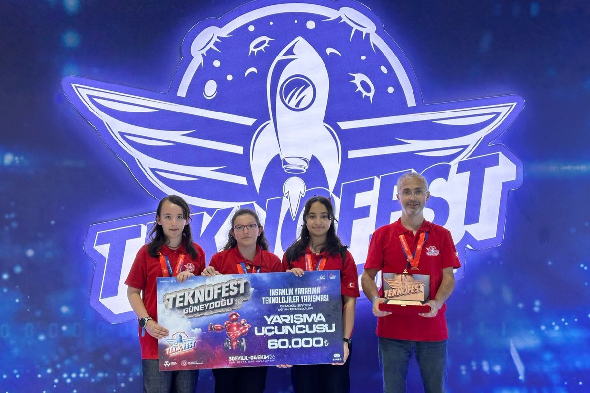 ispartamem's tweet photo. 🇹🇷🚀 TEKNOFEST 2026’dan Isparta’ya Türkiye 3.’lüğü ve 6.’lığı

🏆 TEKNOFEST 2026’da Isparta’mızı temsil eden öğrencilerimiz, farklı yarışma kategorilerinde elde ettikleri Türkiye 3.’lüğü ve Türkiye 6.’lığı ile önemli başarılara imza attı.

🥉 İnsanlık Yararına Teknolojiler Yarışması Eğitim Teknolojileri Kategorisi’nde mücadele eden Kuzey Işıkları Teknoloji Takımımız, geliştirdiği projeyle Türkiye 3.’sü oldu. Mehmet Necati Akel Yatılı Bölge Ortaokulu öğretmeni İsmail ABACI danışmanlığındaki takımda; Mehmet Necati Akel Yatılı Bölge Ortaokulu öğrencilerimiz Kezban Zümra ÖZDEMİR ve Ceylin Naz KUL ile Yalvaç Bilim ve Sanat Merkezi öğrencimiz Elif ÇELİK yer aldı.

🛠️ TEKNOFEST 2026 Mesleki Yetenek Yarışması’nda Tenzile Erdoğan Anadolu Lisesi öğrencilerimiz Alim Yaşar COŞKUN ve Dağhan ŞAHİN, danışman öğretmenleri Gamze ARGIT EĞREN rehberliğindeki İvmeli Gönye Takımı ile Türkiye 6.’sı oldu.

🏅 Türkiye dereceleriyle Isparta’mıza gurur yaşatan öğrencilerimiz ve danışman öğretmenlerimiz, Şanlıurfa GAP Havalimanı’nda gerçekleştirilen TEKNOFEST GÜNEYDOĞU kapsamında ödüllerini aldı.

🚀 Bilgilerini teknolojiyle, fikirlerini üretimle ve yeteneklerini tasarımla buluşturan öğrencilerimizi ve danışman öğretmenlerimizi gönülden tebrik ediyor, başarılarının artarak devam etmesini diliyoruz.

🇹🇷 Millî Teknoloji Hamlesi yolunda üreten ve geleceği şekillendiren öğrencilerimizle gurur duyuyoruz.

#TEKNOFEST2026 #TEKNOFESTGÜNEYDOĞU #MillîTeknolojiHamlesi #IspartaMEM
@tcmeb 
@Yusuf__Tekin 
@ISPARTAVALILIK 
@Abdullah_Erin47 
@recai_ocak
