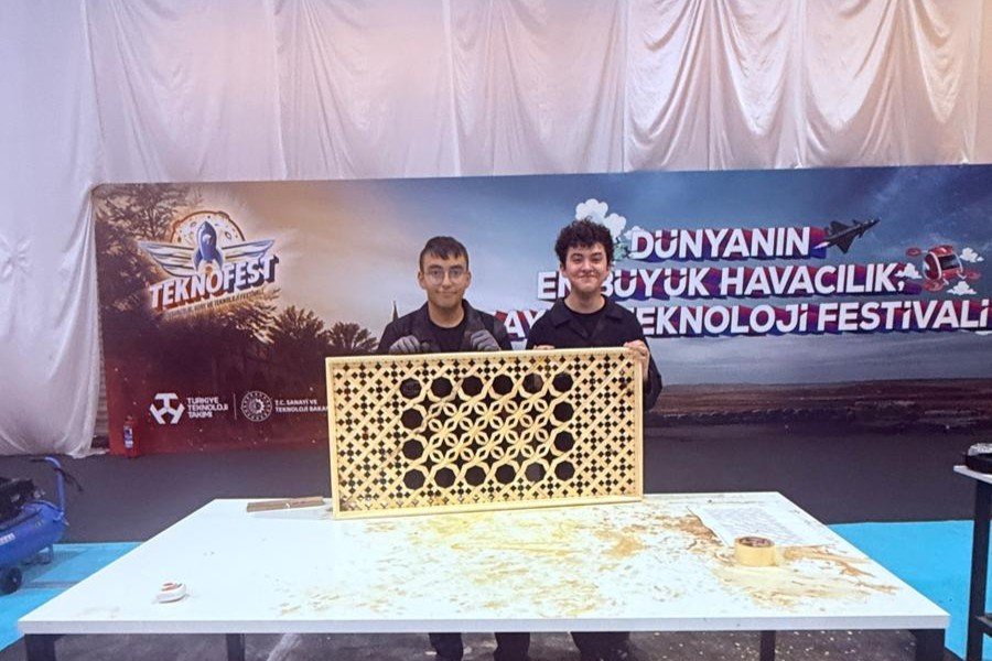 ispartamem's tweet photo. 🇹🇷🚀 TEKNOFEST 2026’dan Isparta’ya Türkiye 3.’lüğü ve 6.’lığı

🏆 TEKNOFEST 2026’da Isparta’mızı temsil eden öğrencilerimiz, farklı yarışma kategorilerinde elde ettikleri Türkiye 3.’lüğü ve Türkiye 6.’lığı ile önemli başarılara imza attı.

🥉 İnsanlık Yararına Teknolojiler Yarışması Eğitim Teknolojileri Kategorisi’nde mücadele eden Kuzey Işıkları Teknoloji Takımımız, geliştirdiği projeyle Türkiye 3.’sü oldu. Mehmet Necati Akel Yatılı Bölge Ortaokulu öğretmeni İsmail ABACI danışmanlığındaki takımda; Mehmet Necati Akel Yatılı Bölge Ortaokulu öğrencilerimiz Kezban Zümra ÖZDEMİR ve Ceylin Naz KUL ile Yalvaç Bilim ve Sanat Merkezi öğrencimiz Elif ÇELİK yer aldı.

🛠️ TEKNOFEST 2026 Mesleki Yetenek Yarışması’nda Tenzile Erdoğan Anadolu Lisesi öğrencilerimiz Alim Yaşar COŞKUN ve Dağhan ŞAHİN, danışman öğretmenleri Gamze ARGIT EĞREN rehberliğindeki İvmeli Gönye Takımı ile Türkiye 6.’sı oldu.

🏅 Türkiye dereceleriyle Isparta’mıza gurur yaşatan öğrencilerimiz ve danışman öğretmenlerimiz, Şanlıurfa GAP Havalimanı’nda gerçekleştirilen TEKNOFEST GÜNEYDOĞU kapsamında ödüllerini aldı.

🚀 Bilgilerini teknolojiyle, fikirlerini üretimle ve yeteneklerini tasarımla buluşturan öğrencilerimizi ve danışman öğretmenlerimizi gönülden tebrik ediyor, başarılarının artarak devam etmesini diliyoruz.

🇹🇷 Millî Teknoloji Hamlesi yolunda üreten ve geleceği şekillendiren öğrencilerimizle gurur duyuyoruz.

#TEKNOFEST2026 #TEKNOFESTGÜNEYDOĞU #MillîTeknolojiHamlesi #IspartaMEM
@tcmeb 
@Yusuf__Tekin 
@ISPARTAVALILIK 
@Abdullah_Erin47 
@recai_ocak