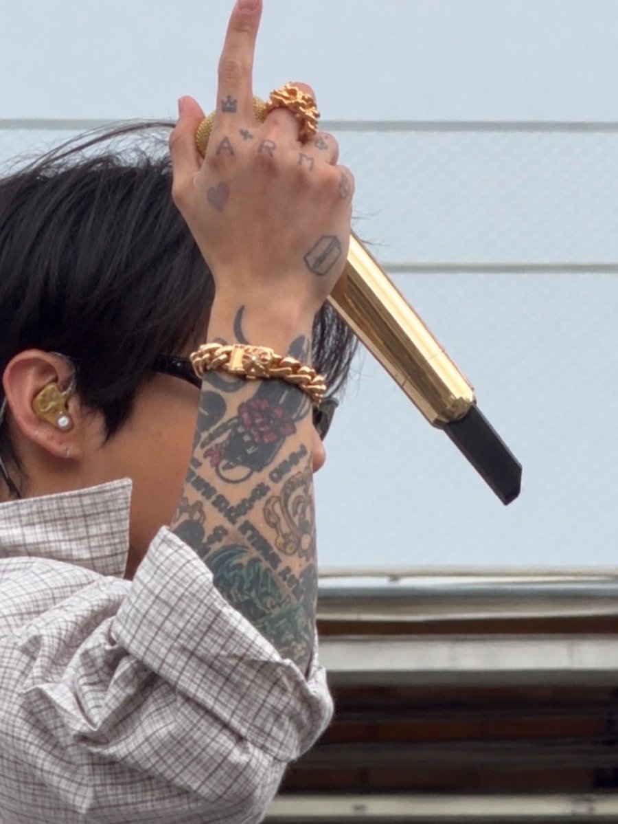IMGOLDENCARD's tweet photo. GOLD IEMs, GOLD mic, GOLD Chrome Hearts. https://t.co/gPQe4o12Gw
