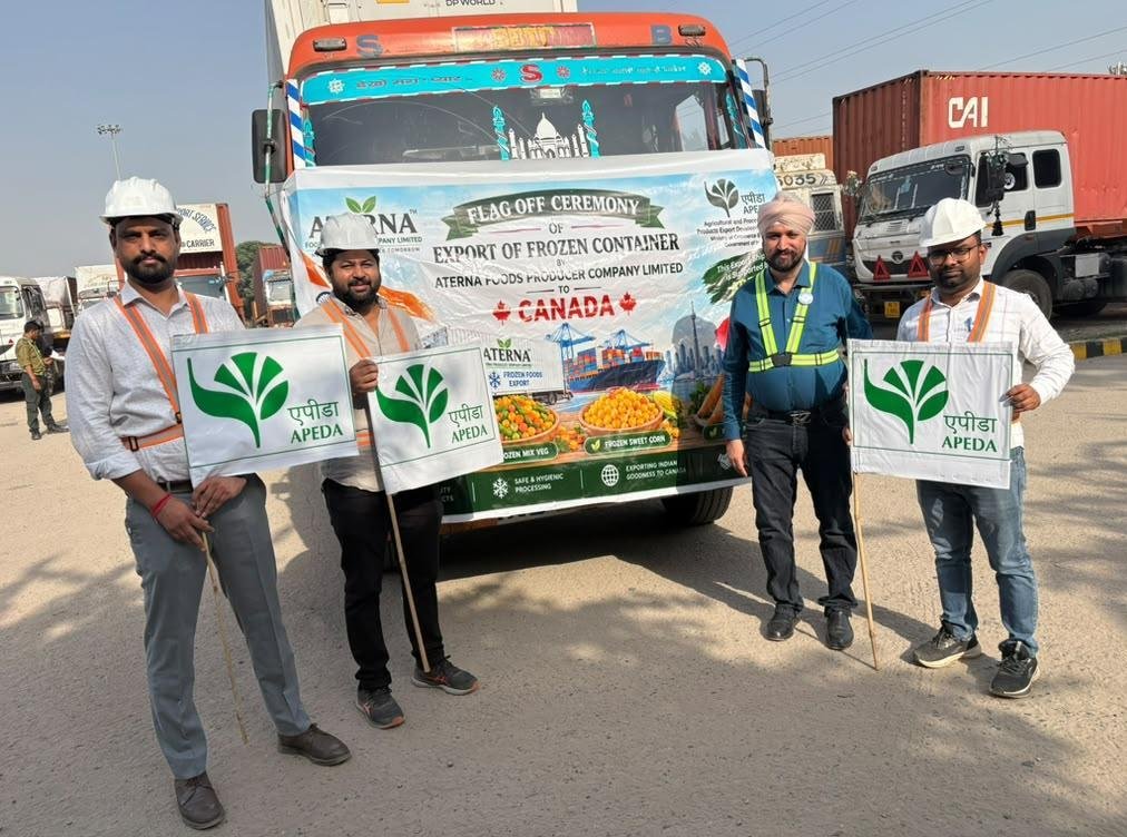 APEDADOC's tweet photo. Empowering FPOs, Expanding Global Markets

APEDA facilitates the export of 24 MT of frozen food products from Haryana to Canada, opening another avenue for Indian FPOs to participate in global value chains.

The shipment by Aterna Foods Producer Company Limited, from APEDA supported unit, includes green peas, mixed vegetables, sweet corn, peas & carrots, samosas and more.

Strengthening market linkages. Supporting farmer-led exports. Expanding India’s global food footprint.

@DoC_GoI
@PIB_India

#DoC_GoI #APEDA #FrozenFoodExport #Export #FPOs #FarmerExports