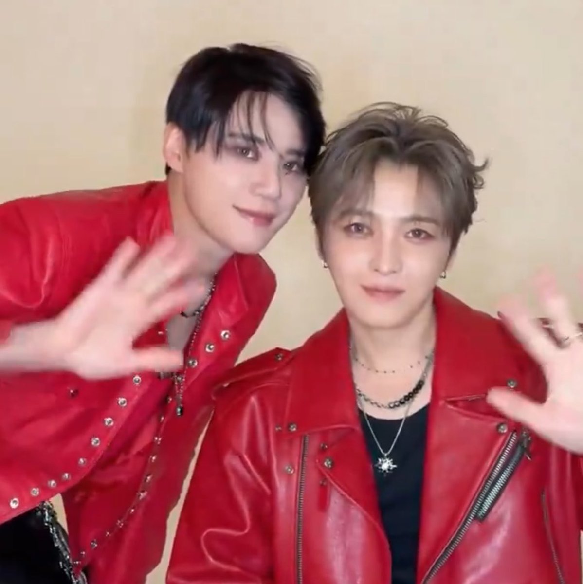 0MEGA3DHA's tweet photo. 모르겟고그냥엄빠존예 https://t.co/SBvDjIrVgJ
