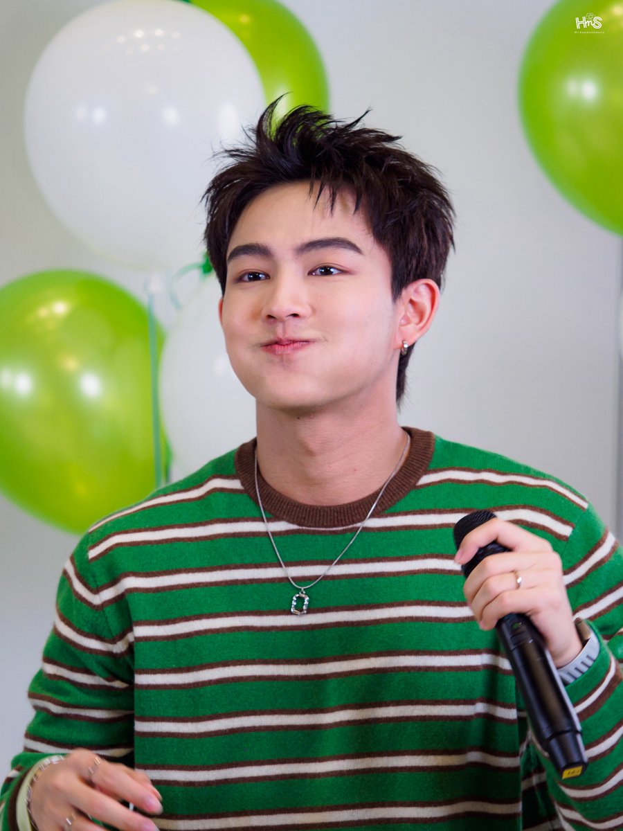 __hideandseek's tweet photo. โชว์แก้มอ้วงงง 🤏🏻

LINE MAN LIVE X BUS

#HEARTchuthiwat 
#LINEMANถูกสุดทุกวันxBUS https://t.co/ZBFUr2Y9Ez