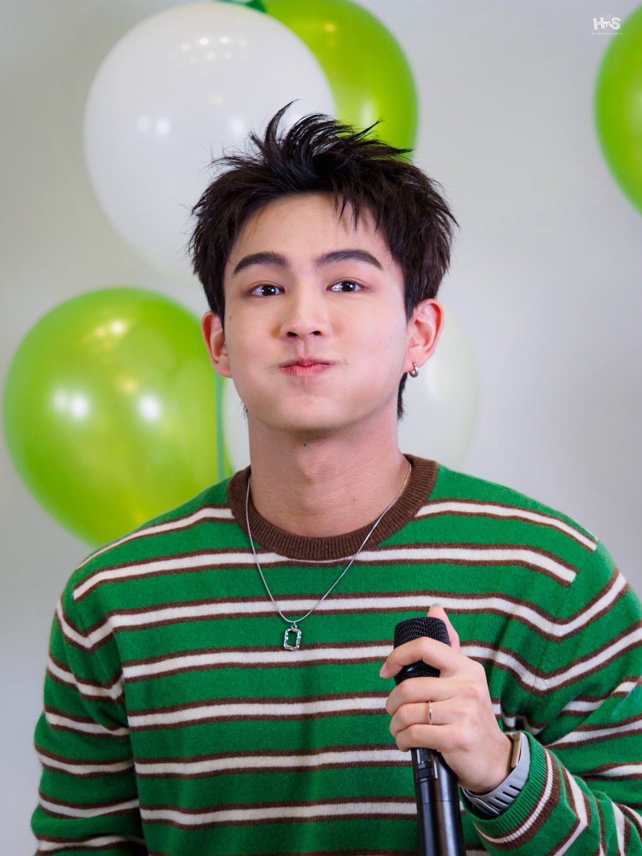 __hideandseek's tweet photo. โชว์แก้มอ้วงงง 🤏🏻

LINE MAN LIVE X BUS

#HEARTchuthiwat 
#LINEMANถูกสุดทุกวันxBUS https://t.co/ZBFUr2Y9Ez
