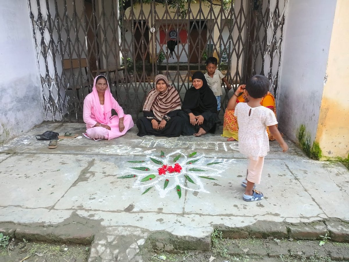 ICDSBAHRAICH01's tweet photo. सुपोषित बचपन, सशक्त भविष्य। बाल विकास परियोजना एवं पुष्टाहार बहराइच द्वारा पोषण माह और सेवा संकल्प अभियान के तहत समुदाय को किया जा रहा है जागरूक। #HamariAnganwadiHamariJimmedari #LocalKhanaProteinKhana #HarAnganwadiAMCkKiSajhedari https://t.co/jcMO6TkG6t