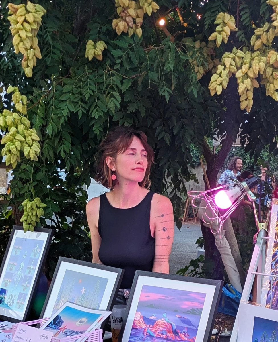 MariiahLyNn3's tweet photo. Plein de nouveautés se préparent ici, dont des expos fin septembre et mi-octobre. En attendant, quelques chouettes souvenirs derrière mon stand, entre marchés de créateurices et Puces de l’illustration. https://t.co/t2OkQxTmfC