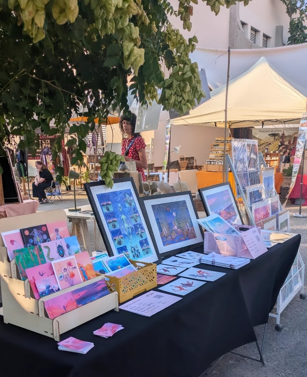 MariiahLyNn3's tweet photo. Plein de nouveautés se préparent ici, dont des expos fin septembre et mi-octobre. En attendant, quelques chouettes souvenirs derrière mon stand, entre marchés de créateurices et Puces de l’illustration. https://t.co/t2OkQxTmfC