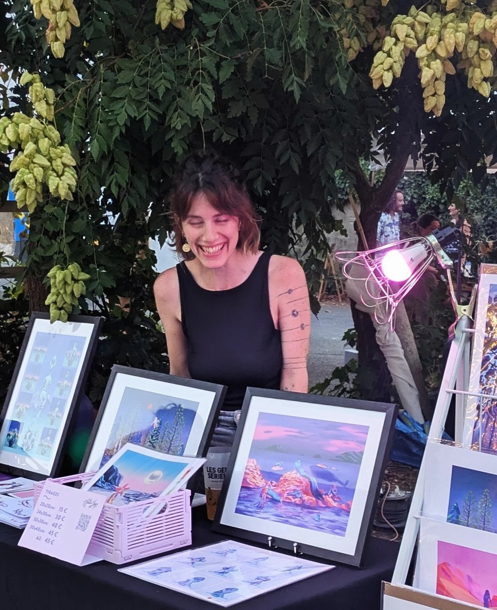 MariiahLyNn3's tweet photo. Plein de nouveautés se préparent ici, dont des expos fin septembre et mi-octobre. En attendant, quelques chouettes souvenirs derrière mon stand, entre marchés de créateurices et Puces de l’illustration. https://t.co/t2OkQxTmfC