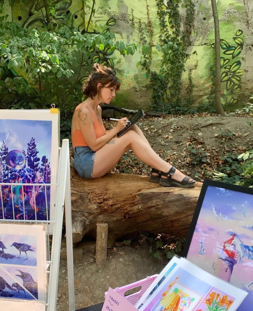 MariiahLyNn3's tweet photo. Plein de nouveautés se préparent ici, dont des expos fin septembre et mi-octobre. En attendant, quelques chouettes souvenirs derrière mon stand, entre marchés de créateurices et Puces de l’illustration. https://t.co/t2OkQxTmfC