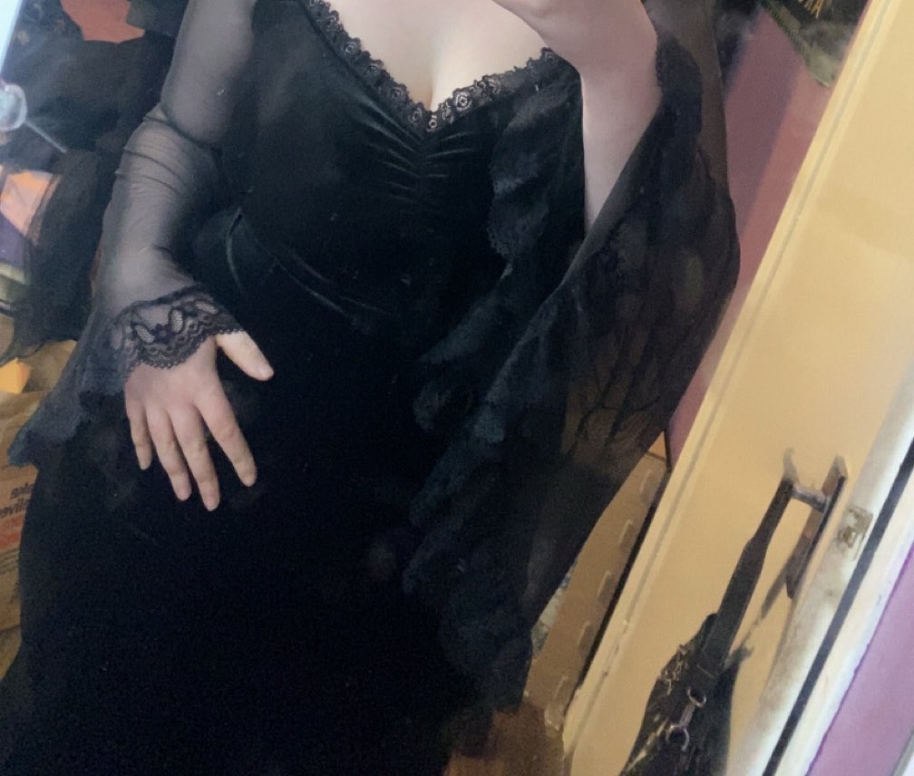MoonGoddess456's tweet photo. There once was a time when I actually looked like a goth - how I crave the energy to do it again xx

#findom #paypig #goth https://t.co/Ced8U1vezq