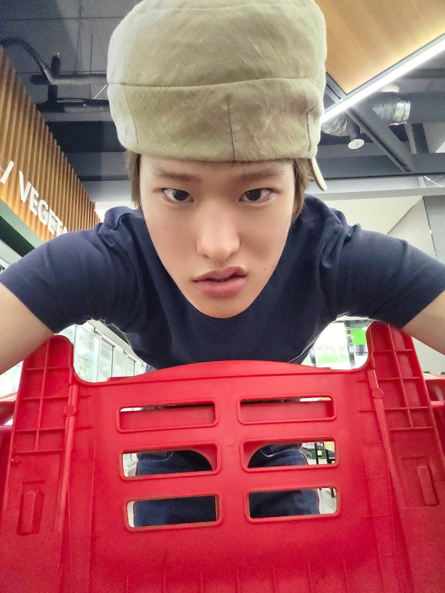 xalbixi's tweet photo. ไม่ซื้ออะไรก็หลบทางสิ เกะกะจริง ๆ ยืนแอคอยู่นั่นหล่อมากมั้ง อ้วนก็อ้วน

: หมายถึงคนพูดรึป่าวครับที่อ้วน https://t.co/bWsA3hVfcV