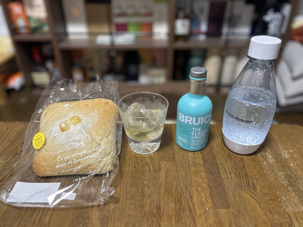 Nights244's tweet photo. ブルックラディ
ザ・クラッシックラディ10年
ミニボトルから

ストレートからの
ハーフソーダでいただきます
お供は【チーズロデヴ】
この手のパンは大好き

#ウイスキー　#BRUICHLADDCH https://t.co/7x6fZHU6UZ