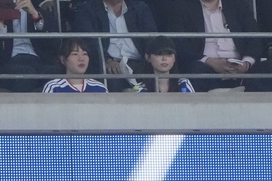 zonewebofficial's tweet photo. 久保建英と結婚を発表💍

福原遥さんも現地で観戦です👀

#サッカー日本代表 #久保建英 #SAMURAIBLUE https://t.co/ZTwpHhQBa3