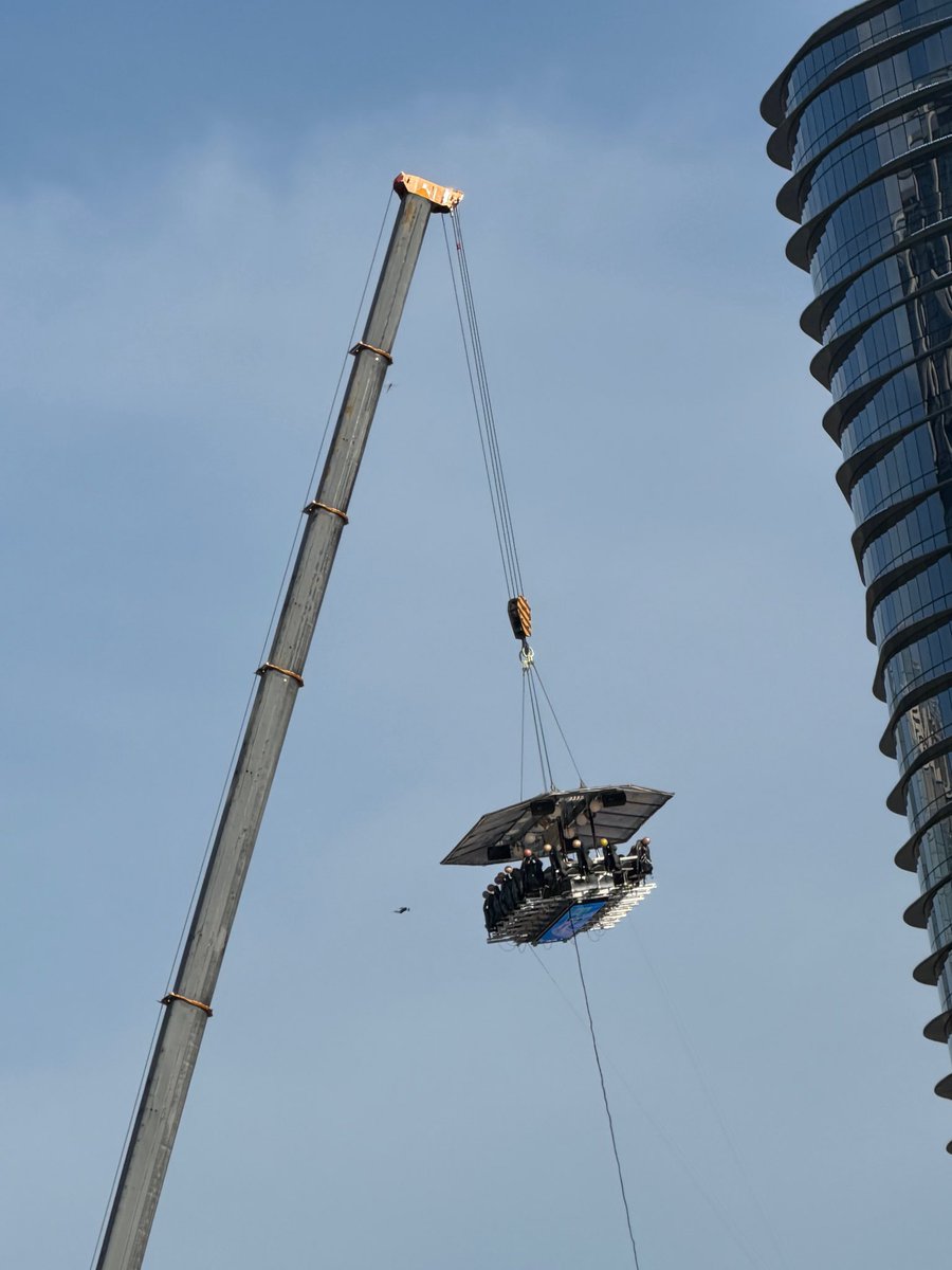 hsngpilled's tweet photo. OMG?? heeseung being one of the first artists to have an ad project like this for “in the sky macau”. 

evan mentioned this before in weverse dms 

it’s 50 meters (164 feet) high & asked evers if we’d eat there with him

🦌: if i asked you to eat there with me would you go?
🦌: lol i don’t feel any confidence with your response 
🦌: if you really wanna go then i’ll give it a try haha!