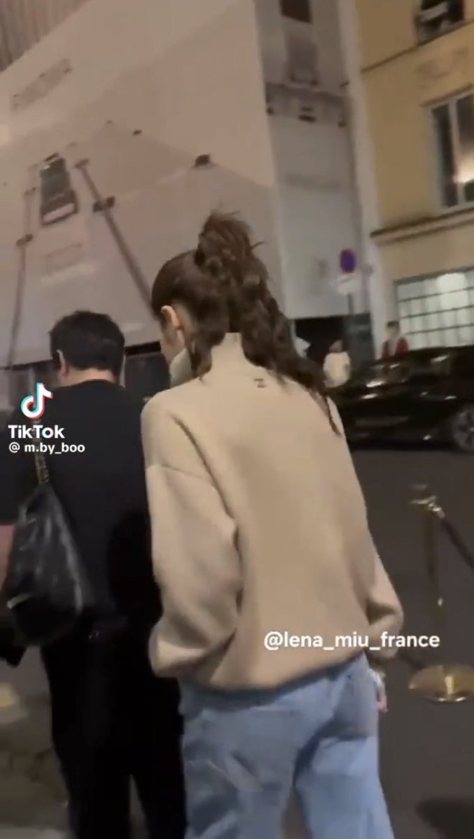 roman_arlo25's tweet photo. just saw this on TT!! OMG, Miu’s curly hair after taking out her braids looks so cool!!! 🔥🔥

PLS try this hairstyle one day!!! 

#CHANELSS27xLenaMiu #MiuNatsha
@miunatshaa  #CHANELSpringSummer #CHANEL #PFW @CHANEL https://t.co/oBVeKaggIP