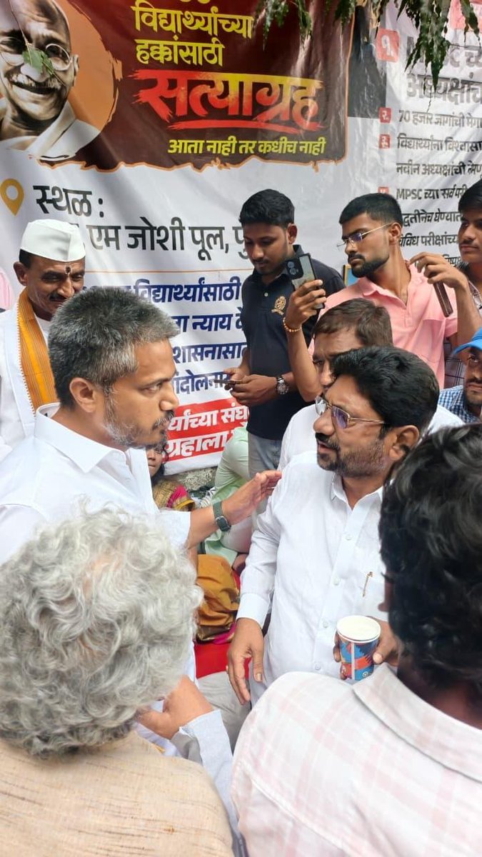 VishwasABarbole's tweet photo. 📍पुणे येथे #mpsc विद्यार्थ्यांच्या मागण्यांसाठी आमदार रोहित दादा पवार  यांच्या नेतृत्वात सुरु असलेल्या आंदोलन स्थळी भेट दिली व विद्यार्थ्यांशी संवाद साधला.!

@RRPSpeaks

#MPSC #MPSCProtest https://t.co/Af0AcWMdKD