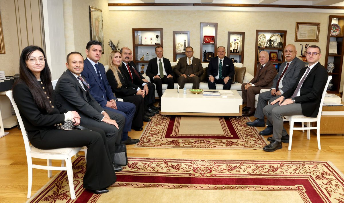 mehmetsekmen's tweet photo. Adalet Bakanlığı Hukuk İşleri Genel Müdürü Erdinç Avşar, Erzurum Cumhuriyet Başsavcımız Adem Aydemir, Bilirkişilik Daire Başkanı Abdullah Murat, Bilirkişilik Daire Başkanlığı Tetkik Hakimi Abdulkadir Tutar, Erzurum Bilirkişilik Bölge Kurulu Başkanı Pınar Demir Yılmazel ve Marmara Üniversitesi Hukuk Fakültesi Öğretim Üyesi Talat Canbolat belediyemizde ziyaretimize geldi. 

Kıymetli misafirlerimize nazik ziyaretleri ve samimi sohbetlerinden ötürü teşekkür ediyorum.