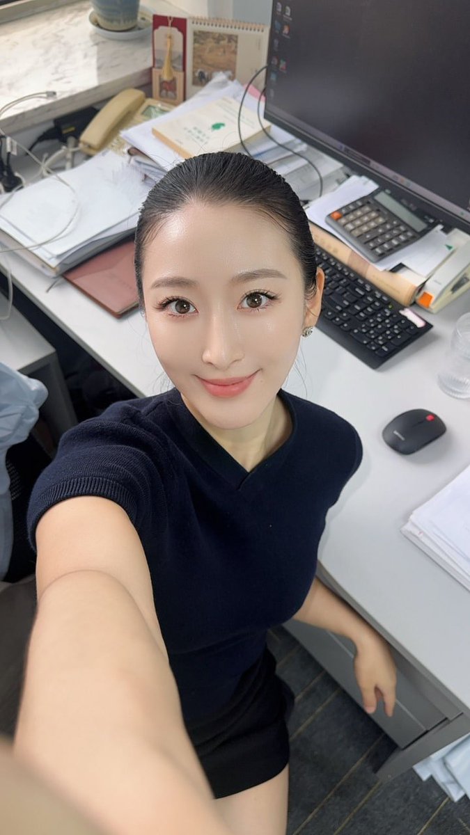 _marcusvm's tweet photo. 办公室里我梳得一丝不苟，对你浅笑，像个正经同事，车里却把腿交叠着，裙子微微上移，皮肤亮得发烫。  
你盯着看多久都行——刚才那个干练的我，现在只想被你多看两眼。 https://t.co/bGdfRWhXmM