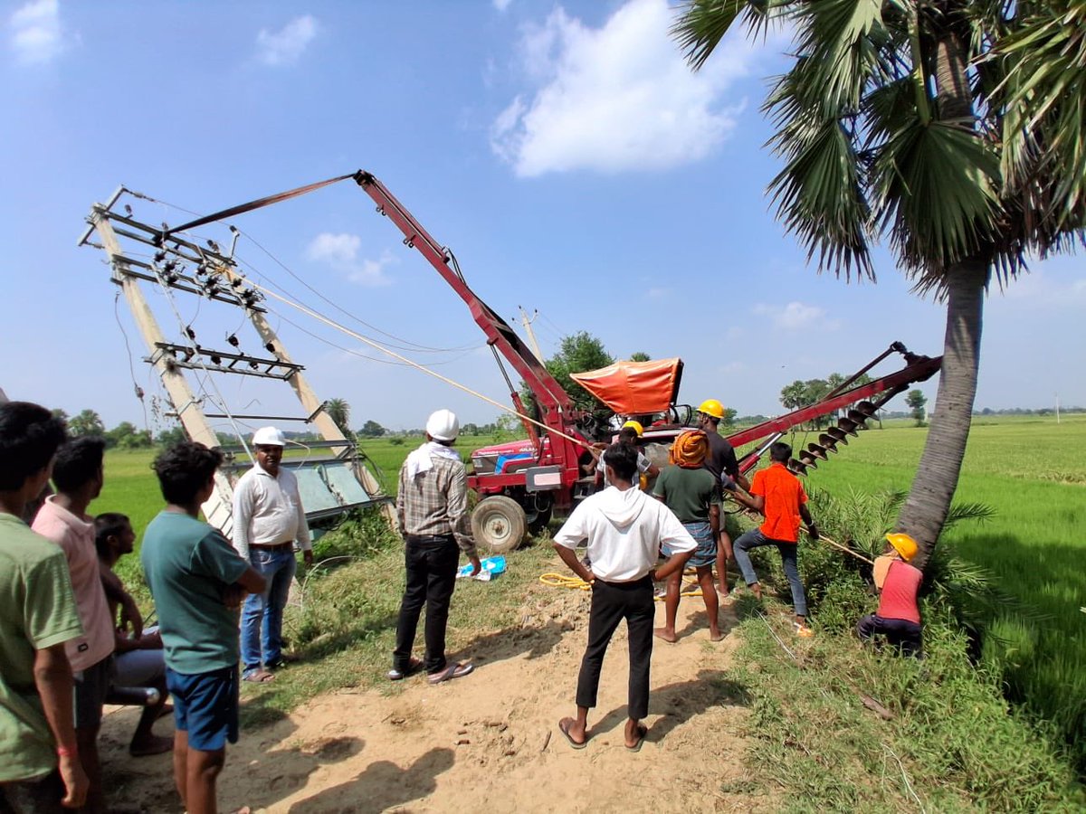 BiharCMQRT's tweet photo. @Laxman758226 @EnergyBihar @SEVA_SBPDCL नमस्कार, उक्त ट्रांसफॉर्मर एवं बिजली के पोल, दरधा नदी में बाढ़ आने के कारण गिर गए थे। उक्त ट्रांसफॉर्मर एवं बिजली के तारों को पुनः स्थापित कर दिनांक 04.10.2026 को विद्युत आपूर्ति बहाल कर दी गई।

धन्यवाद
@samrat4bjp https://t.co/NVZA2ztbaT