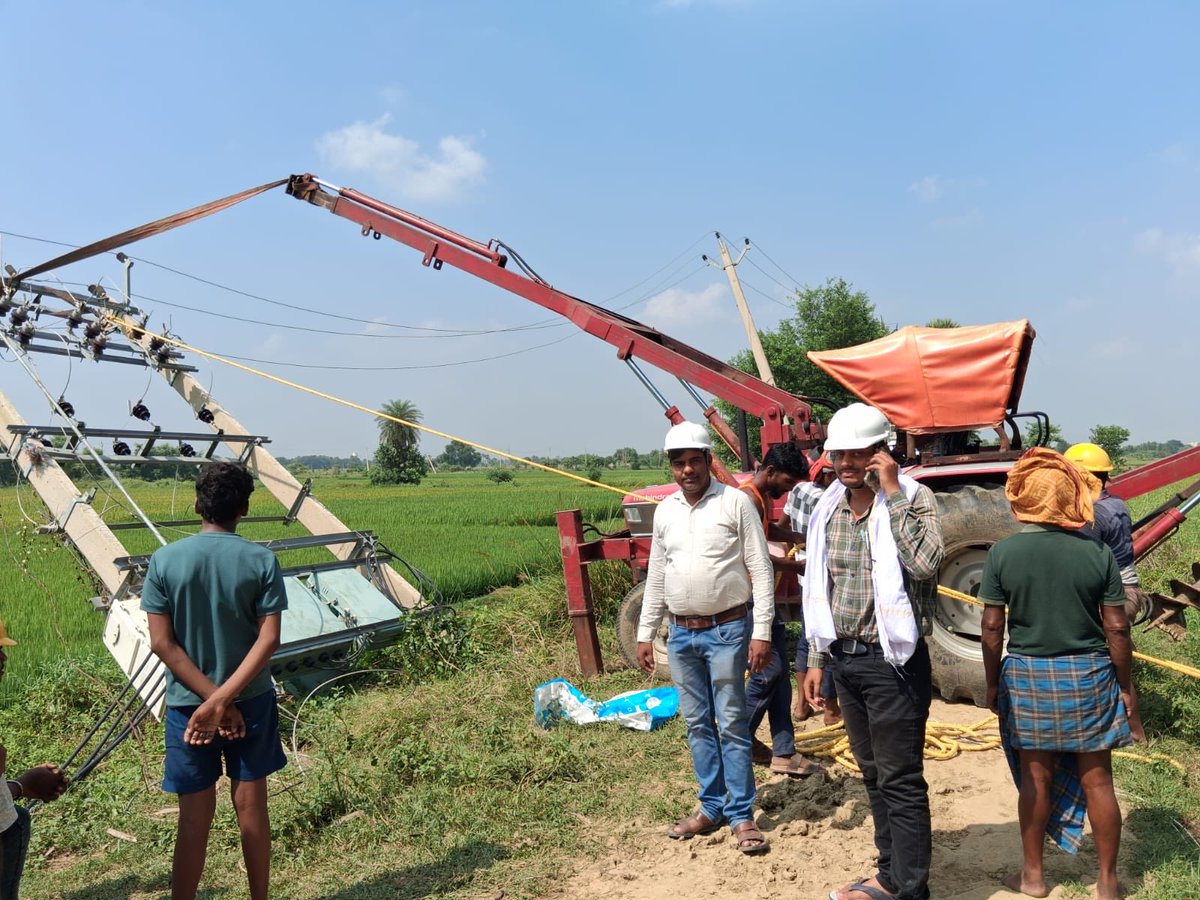 BiharCMQRT's tweet photo. @Laxman758226 @EnergyBihar @SEVA_SBPDCL नमस्कार, उक्त ट्रांसफॉर्मर एवं बिजली के पोल, दरधा नदी में बाढ़ आने के कारण गिर गए थे। उक्त ट्रांसफॉर्मर एवं बिजली के तारों को पुनः स्थापित कर दिनांक 04.10.2026 को विद्युत आपूर्ति बहाल कर दी गई।

धन्यवाद
@samrat4bjp https://t.co/NVZA2ztbaT