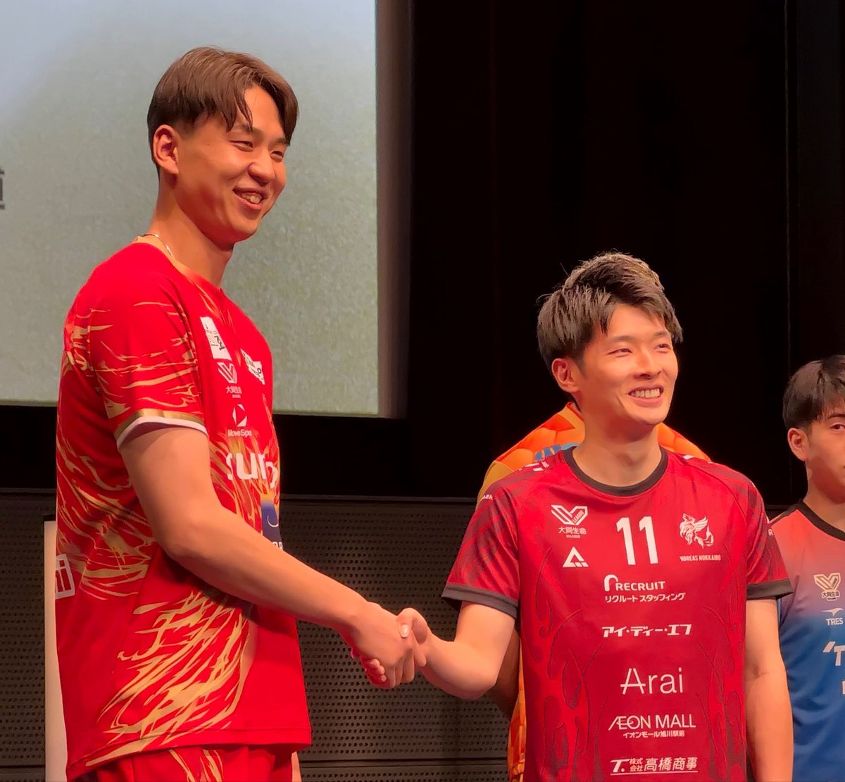 voreas_official's tweet photo. 🏐2026-27 大同生命SV.LEAGUE 
オープニングカンファレンス🏐

10/24.25 開幕戦で対戦する
#サントリーサンバーズ大阪 #小野寺太志 選手と📸✨

いよいよ開幕まであと少し！
ヴォレアスと共に戦いましょう🐺🔥

#ヴォレアス北海道
#VOREAS #VOREAS10TH
#SVLEAGUE #バレーボール
#外崎航平 https://t.co/hCONXWo9We