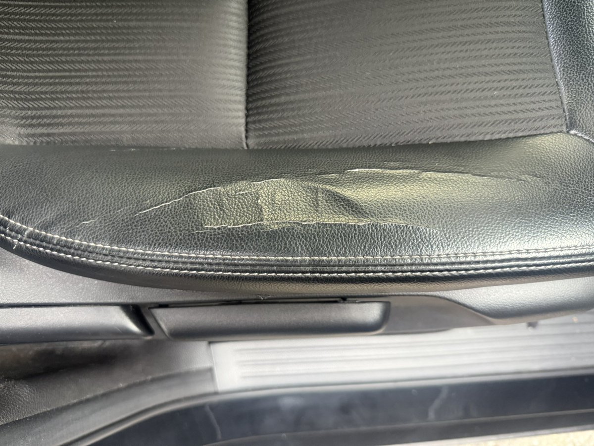 shiwouta's tweet photo. ステップワゴンスパーダのシート破れ

1年で破れはじめて、今交換してもまた1年後破れる可能性もある為、3年保証切れるギリギリで交換する事に。

運転席、助手席ともに交換。 https://t.co/Lgh0Z7RbyI